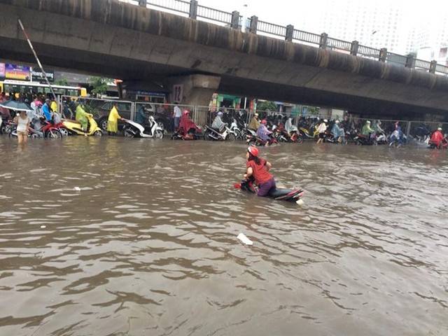 Chân cầu Vĩnh Tuy sáng 22/9, ngập sâu sau trận mưa lớn kéo dài. Ảnh: Tiến Đạt/Otofun.