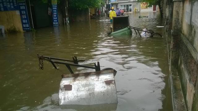 
Đường biến thành sông, xe chết máy tại phố Thanh Đàm - Hoàng Mai. Ảnh: Phạm Ngọc Dương

