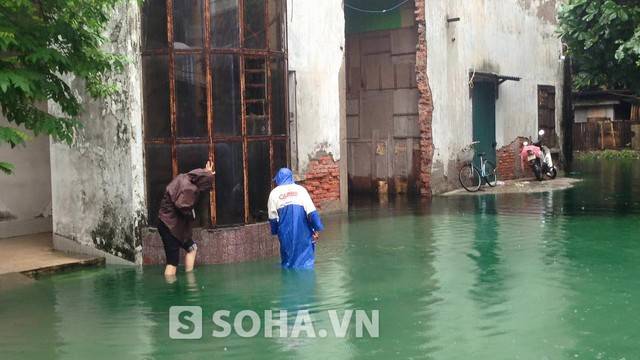 Hiện tượng nước úng ngập trong ngõ 87 Tam Trinh (phường Vĩnh Tuy, quận Hoàng Mai) chuyển màu xanh bất thường. Ảnh: Thế Long