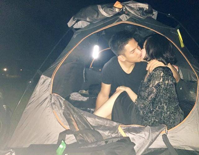 
Bức ảnh Tâm Tít đăng tải đêm Trung thu. 2 vợ chồng cô đã cùng nhau đón trăng bằng một cách rất lãng mạn và đặc biệt.
